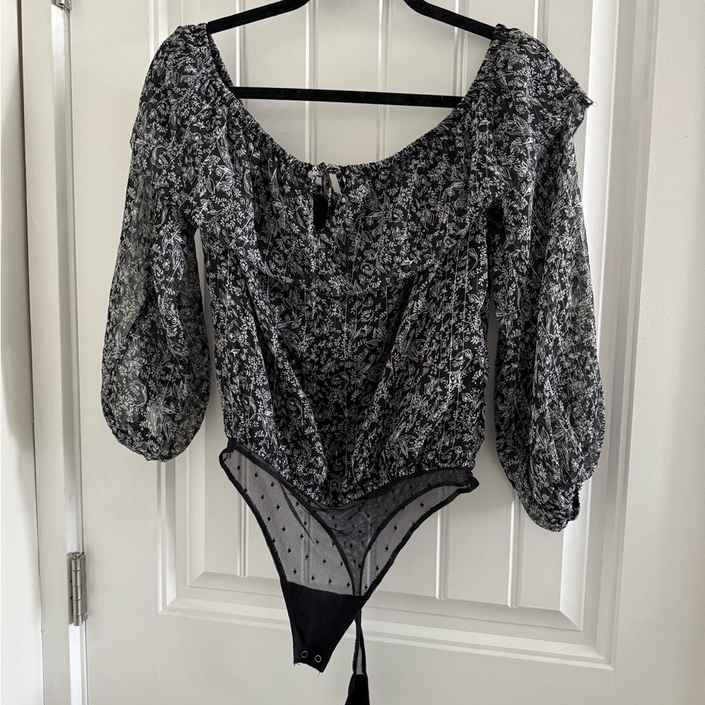 Abercrombie Floral Black and White Women's off the Shoulder Top
